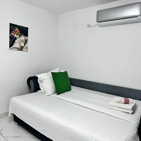 Near The Center Two Bedrooms Floor Minus First Bükreş