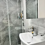 Appartamento Near The Center Two Bedrooms Floor Minus First Bucarest