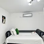 Appartamento Near The Center Two Bedrooms Floor Minus First Bucarest