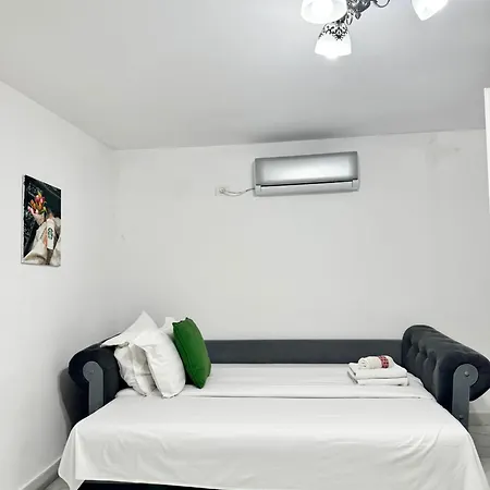 Appartement Near The Center Two Bedrooms Floor Minus First Bucarest