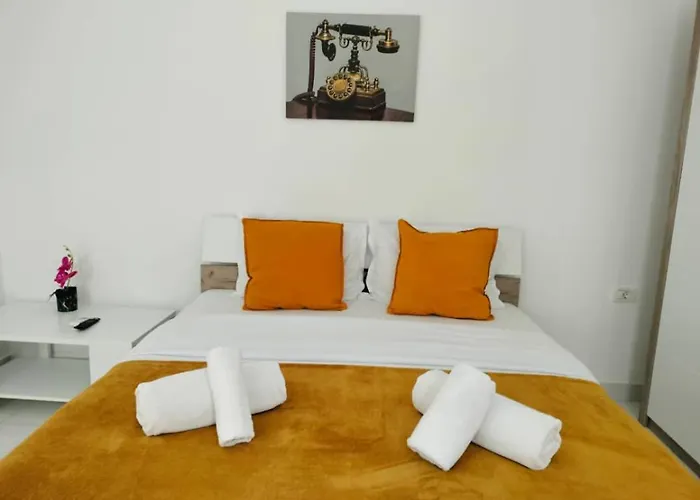 Апартаменти Near The Center Two Bedrooms Floor Minus First Бухарест