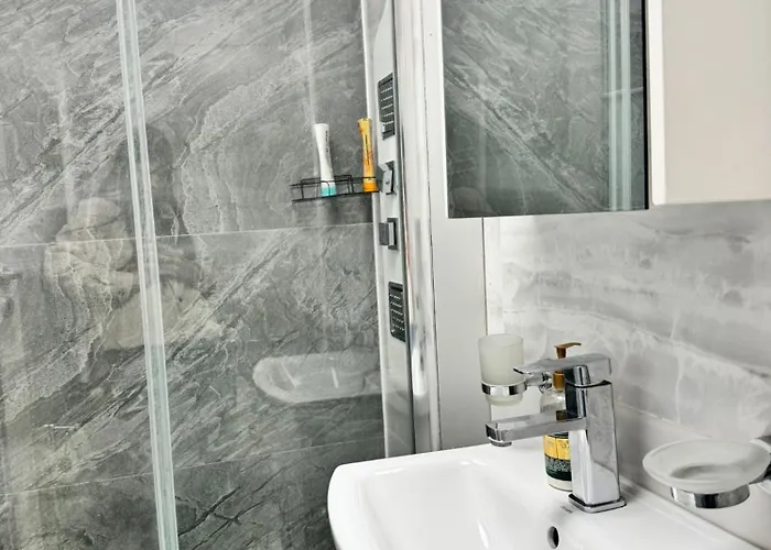 아파트 Near The Center Two Bedrooms Floor Minus First 부쿠레슈티